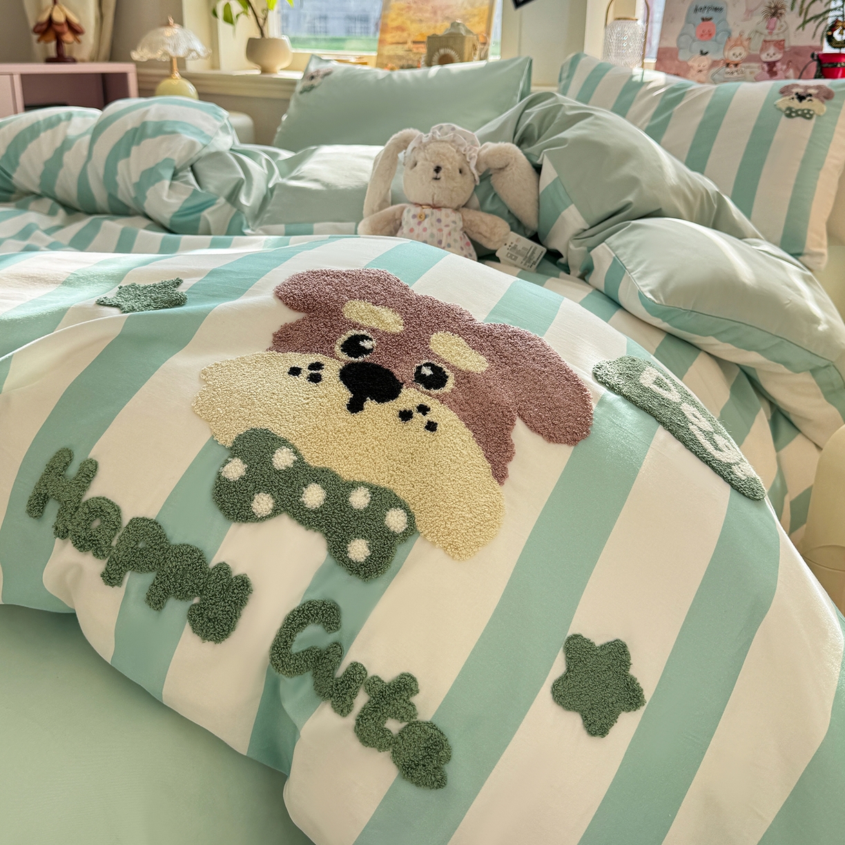 91家纺网 家纺一手货源 找家纺 卧趣家纺 2026新款A类100Pro贡缎全棉纯棉卡通毛巾绣四件套 条纹俏皮狗