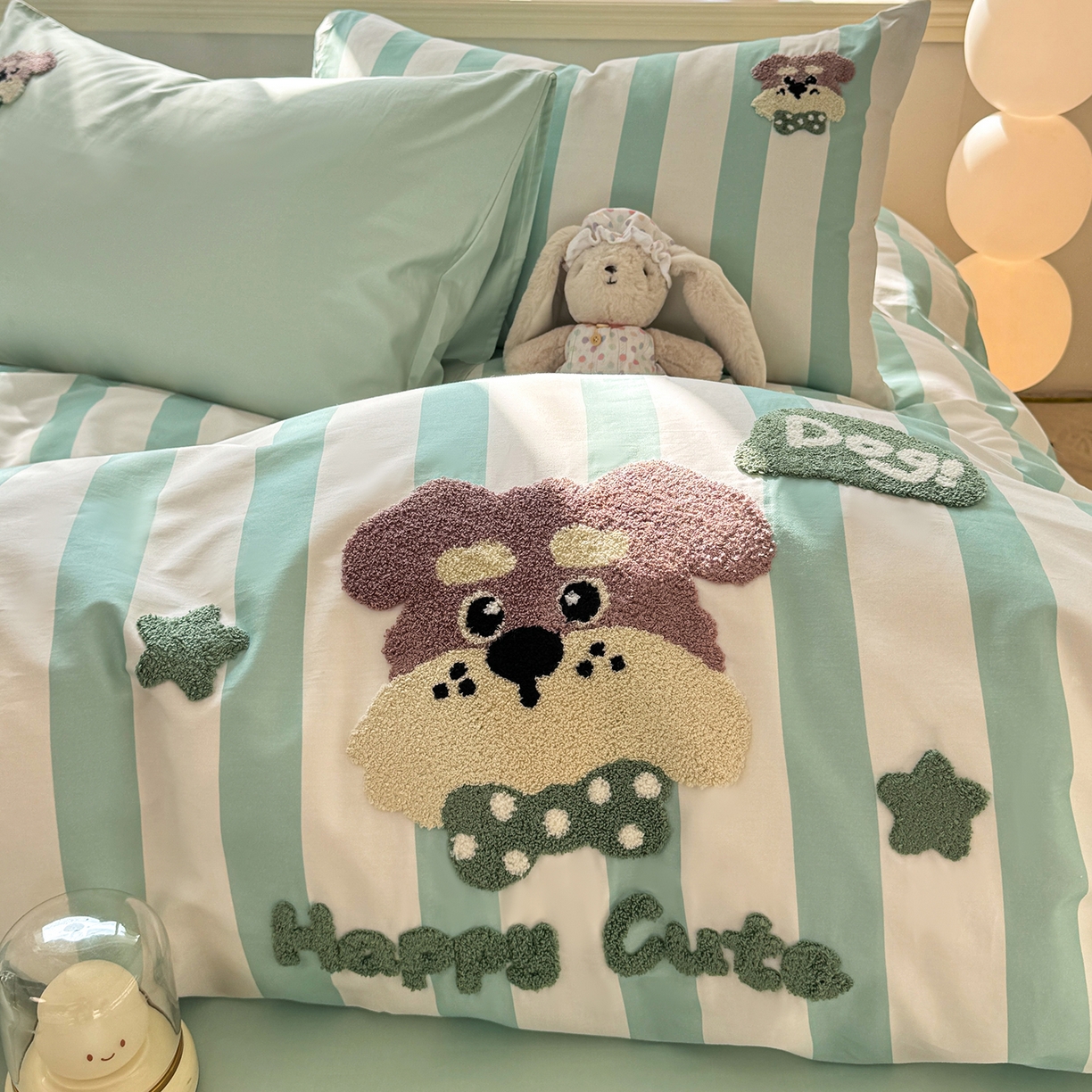 91家纺网 家纺一手货源 找家纺 卧趣家纺 2026新款A类100Pro贡缎全棉纯棉卡通毛巾绣四件套 条纹俏皮狗