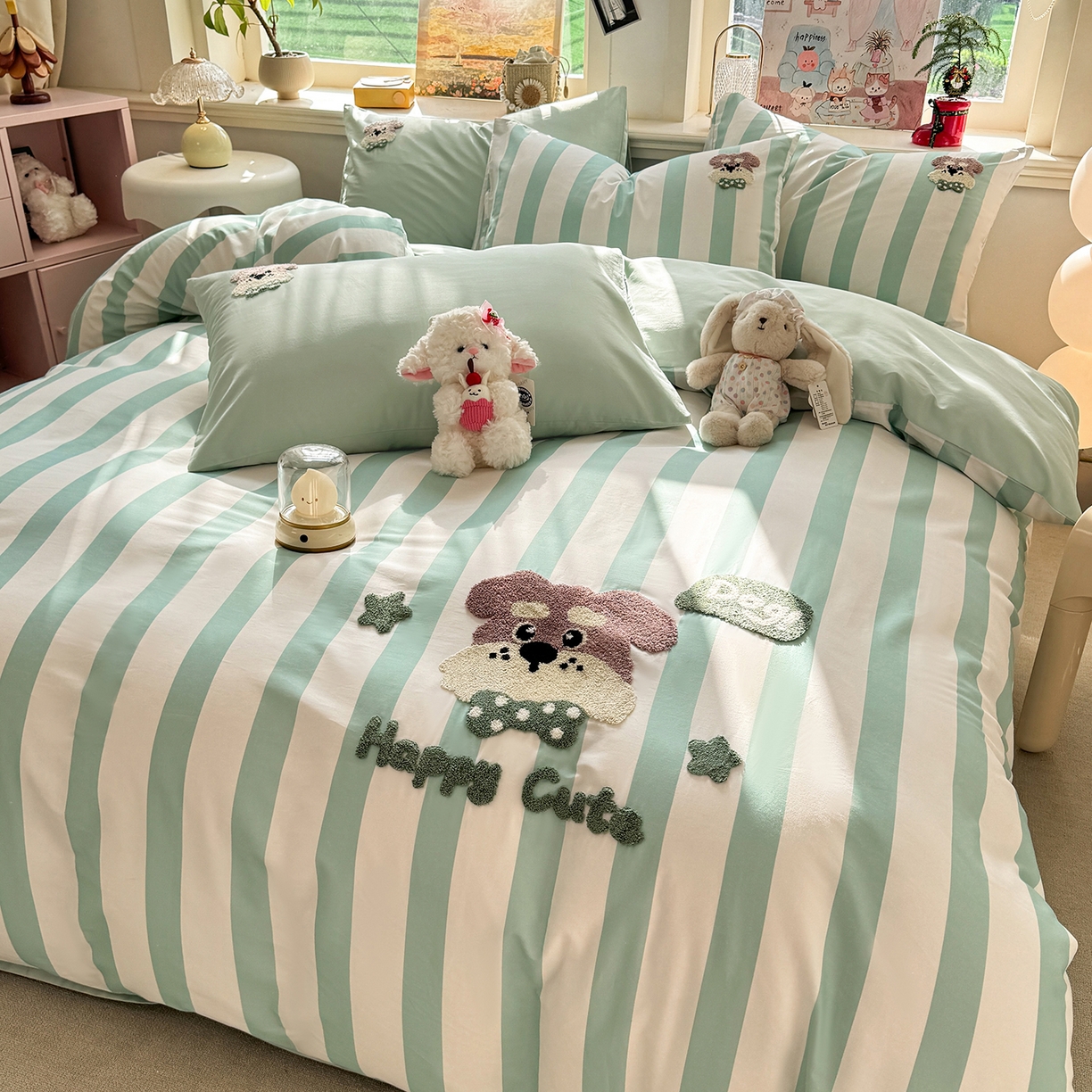 91家纺网 家纺一手货源 找家纺 卧趣家纺 2026新款A类100Pro贡缎全棉纯棉卡通毛巾绣四件套 条纹俏皮狗