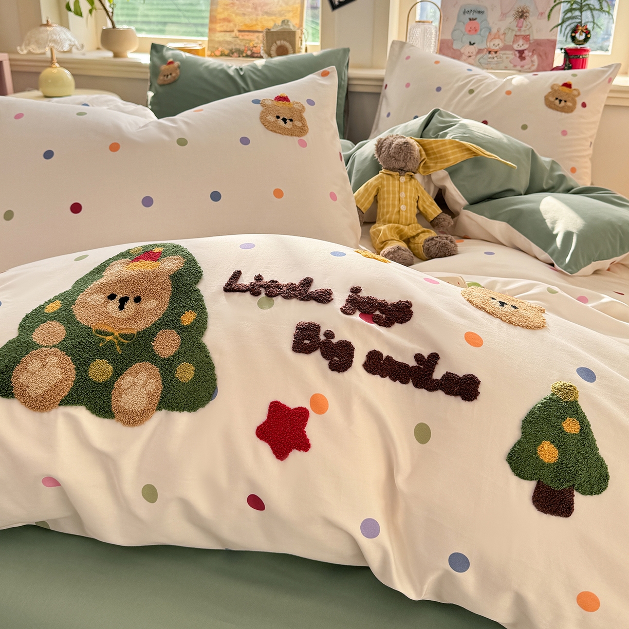 91家纺网 家纺一手货源 找家纺 卧趣家纺 2026新款A类100Pro贡缎全棉纯棉卡通毛巾绣四件套 七彩小熊