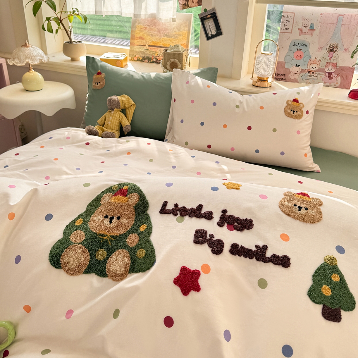 91家纺网 家纺一手货源 找家纺 卧趣家纺 2026新款A类100Pro贡缎全棉纯棉卡通毛巾绣四件套 七彩小熊