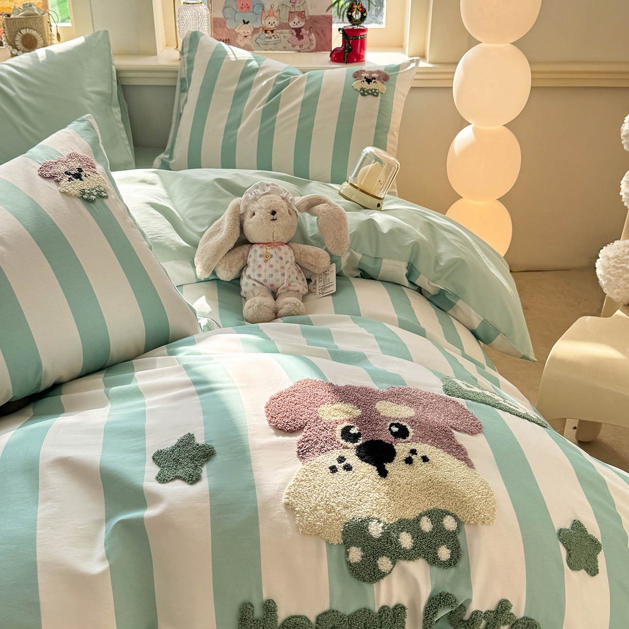 91家纺网 家纺一手货源 找家纺 卧趣家纺 2026新款A类100Pro贡缎全棉纯棉卡通毛巾绣四件套 条纹俏皮狗