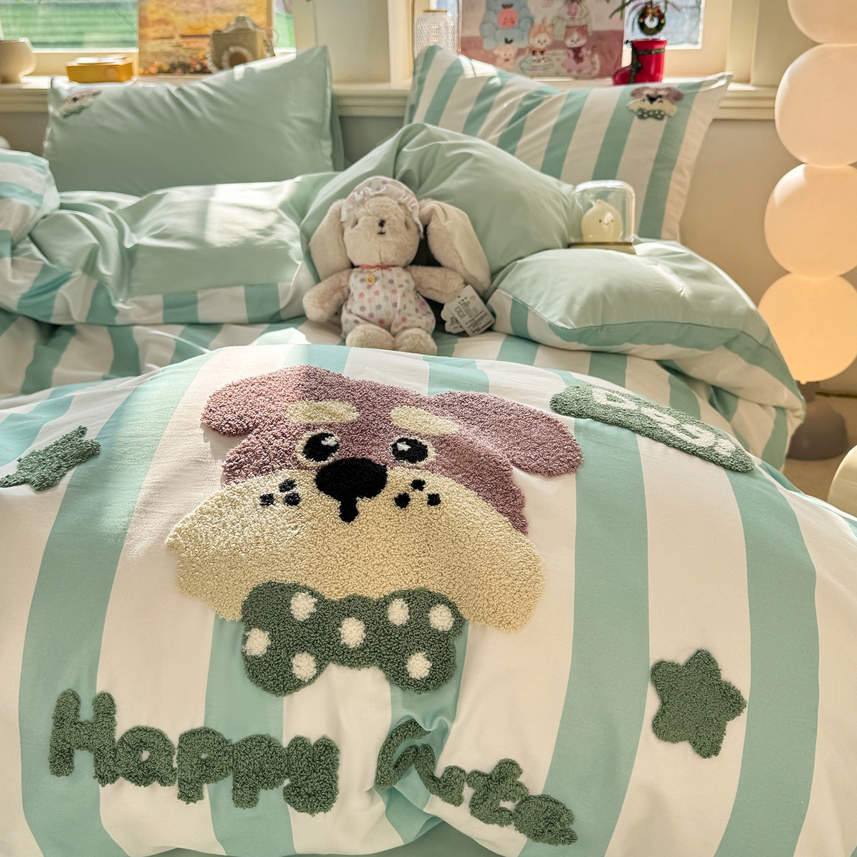 91家纺网 家纺一手货源 找家纺 卧趣家纺 2026新款A类100Pro贡缎全棉纯棉卡通毛巾绣四件套 条纹俏皮狗