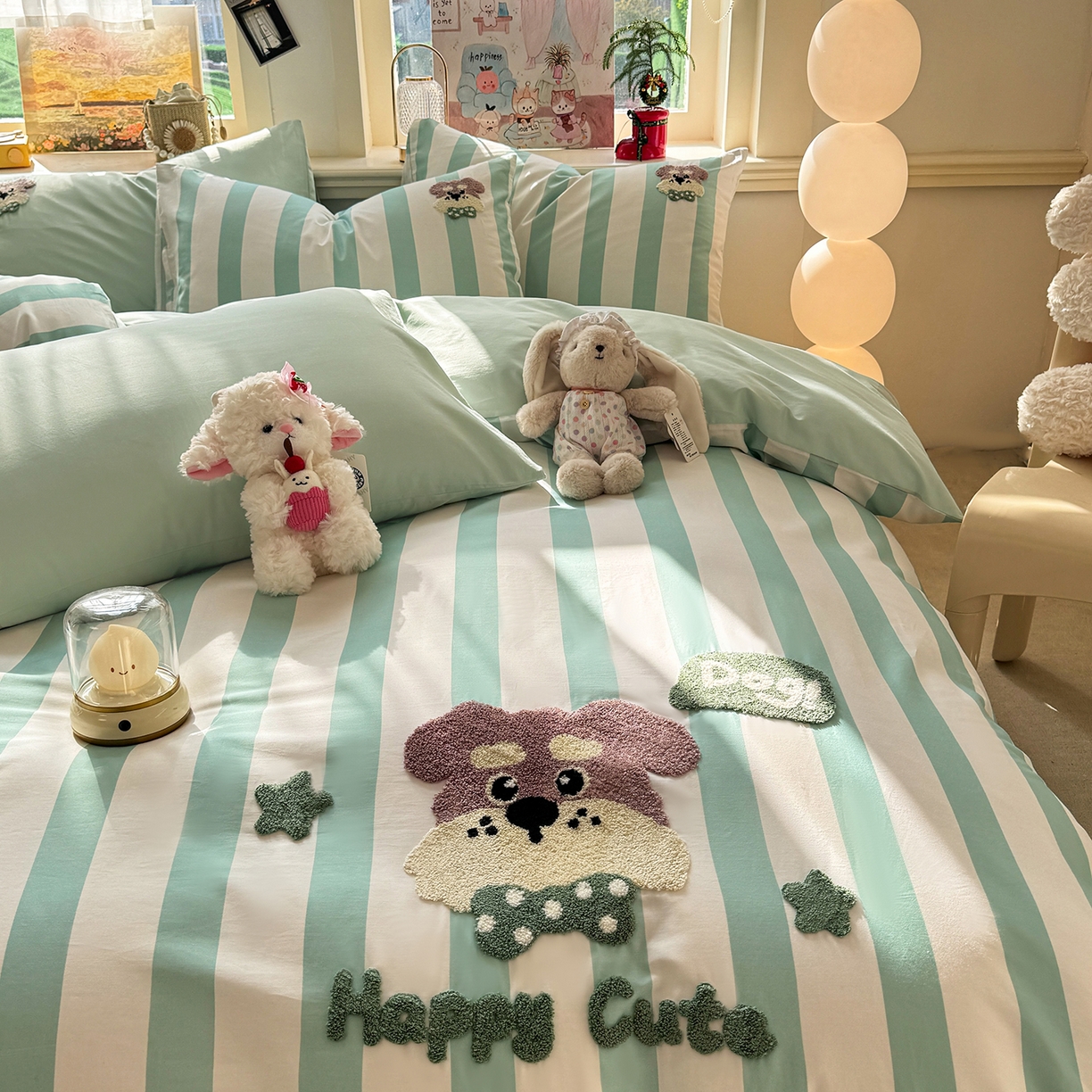 91家纺网 家纺一手货源 找家纺 卧趣家纺 2026新款A类100Pro贡缎全棉纯棉卡通毛巾绣四件套 条纹俏皮狗