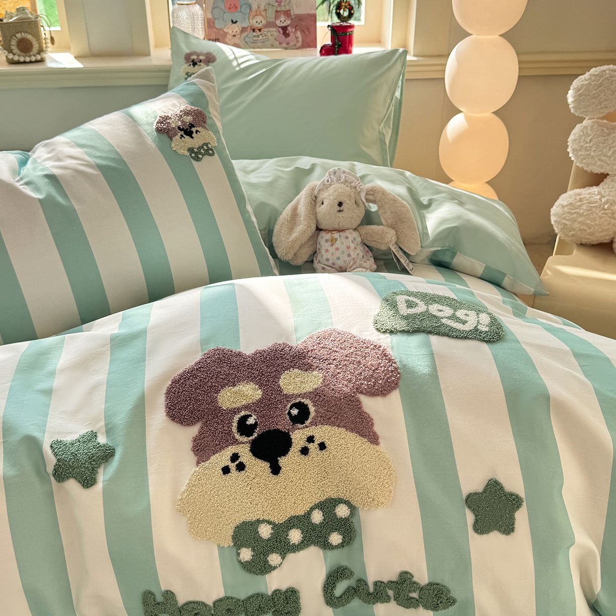 91家纺网 家纺一手货源 找家纺 卧趣家纺 2026新款A类100Pro贡缎全棉纯棉卡通毛巾绣四件套 条纹俏皮狗