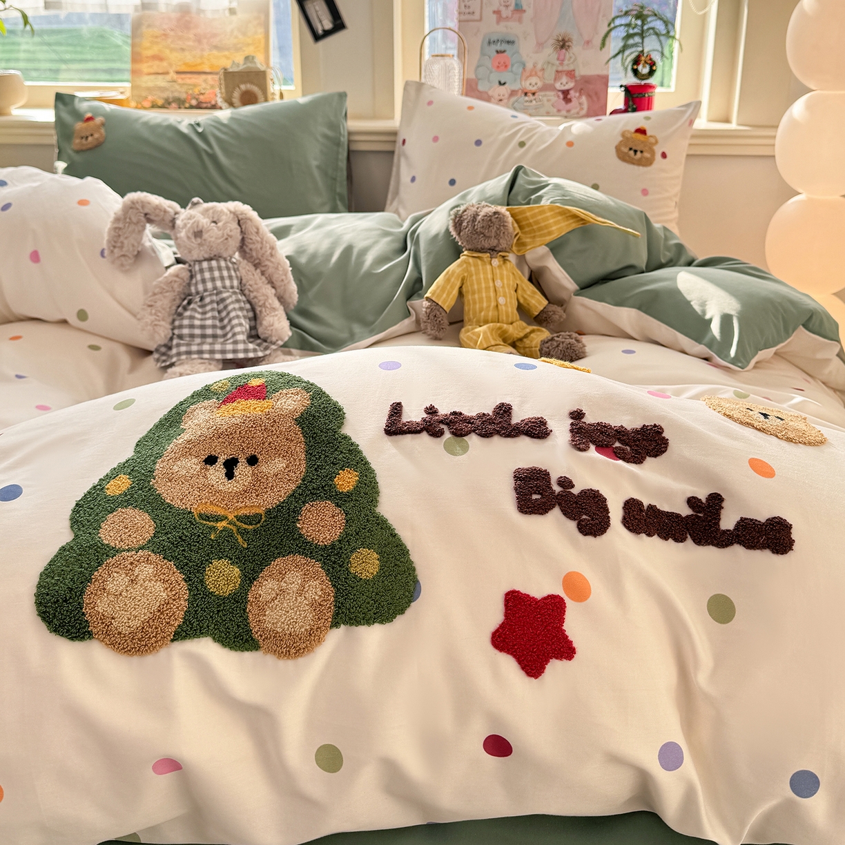 91家纺网 家纺一手货源 找家纺 卧趣家纺 2026新款A类100Pro贡缎全棉纯棉卡通毛巾绣四件套 七彩小熊