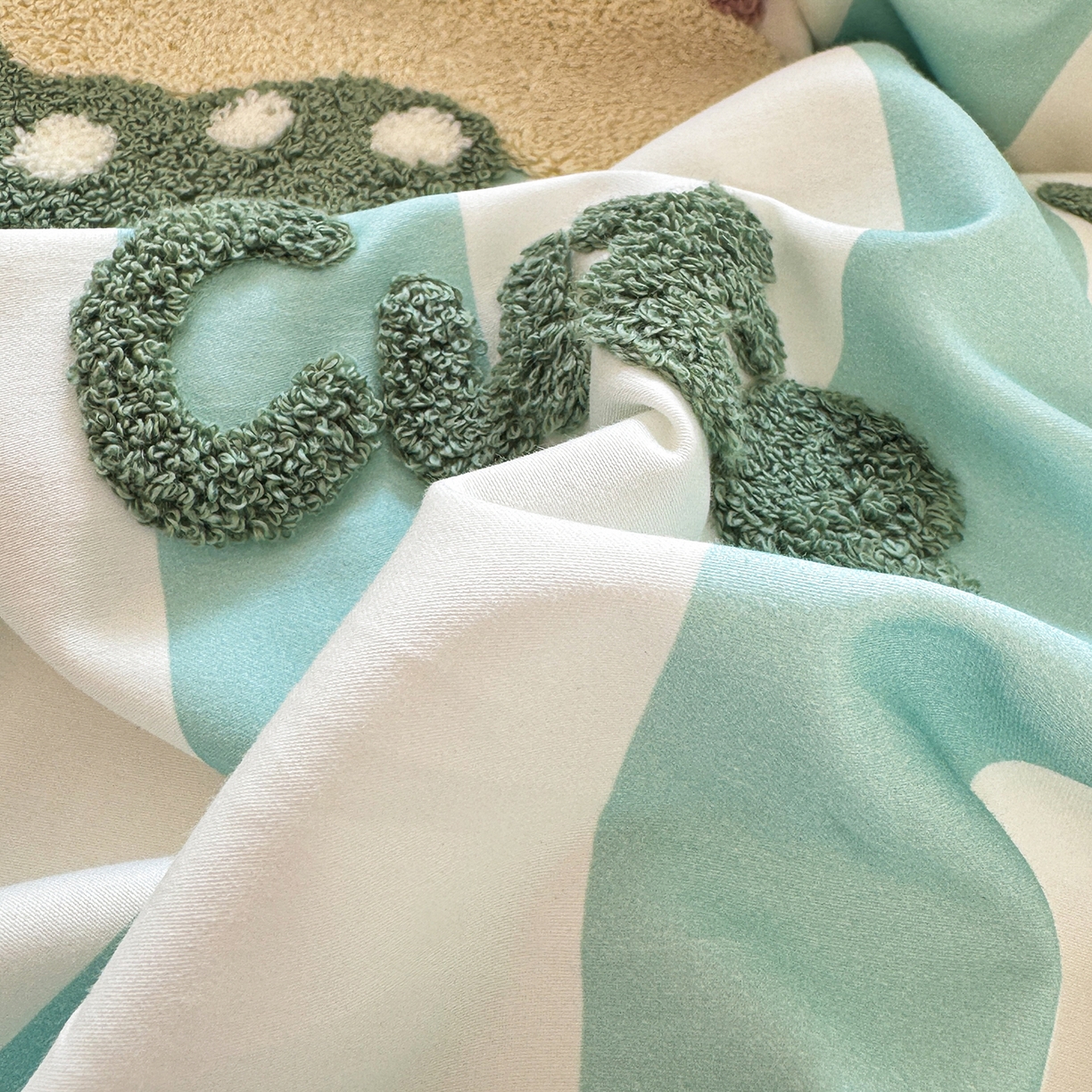 91家纺网 家纺一手货源 找家纺 卧趣家纺 2026新款A类100Pro贡缎全棉纯棉卡通毛巾绣四件套 条纹俏皮狗