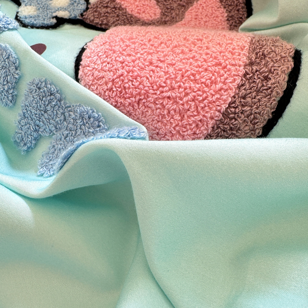 91家纺网 家纺一手货源 找家纺 卧趣家纺 2026新款A类100Pro贡缎全棉纯棉卡通毛巾绣四件套 甜心萌萌