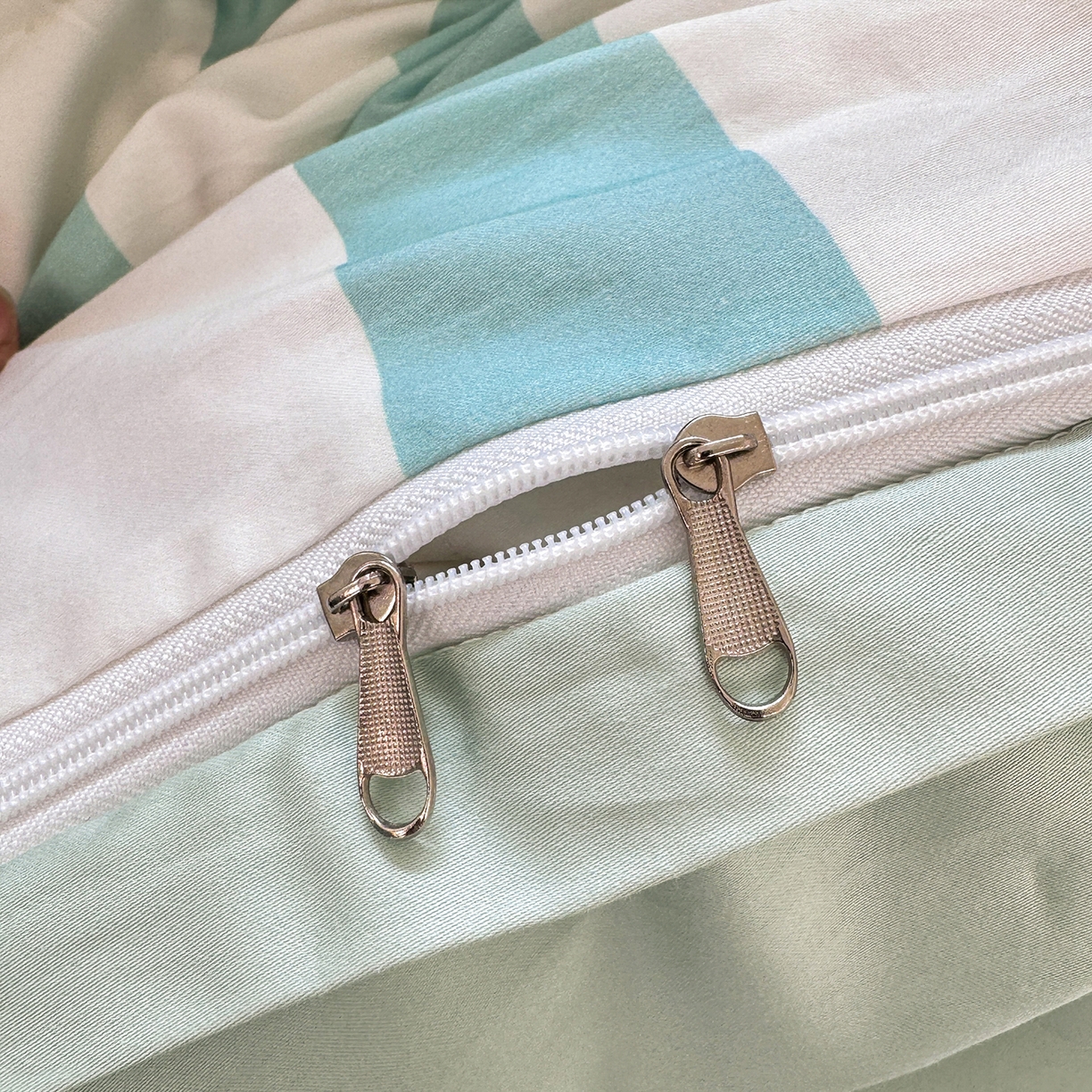 91家纺网 家纺一手货源 找家纺 卧趣家纺 2026新款A类100Pro贡缎全棉纯棉卡通毛巾绣四件套 条纹俏皮狗