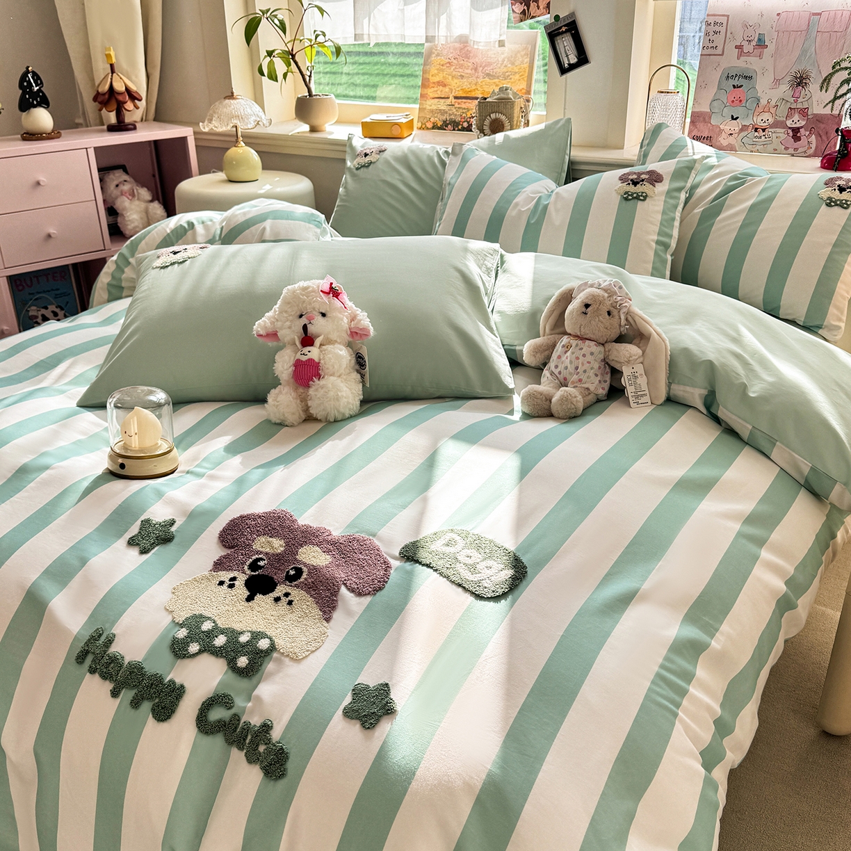 91家纺网 家纺一手货源 找家纺 卧趣家纺 2026新款A类100Pro贡缎全棉纯棉卡通毛巾绣四件套 条纹俏皮狗