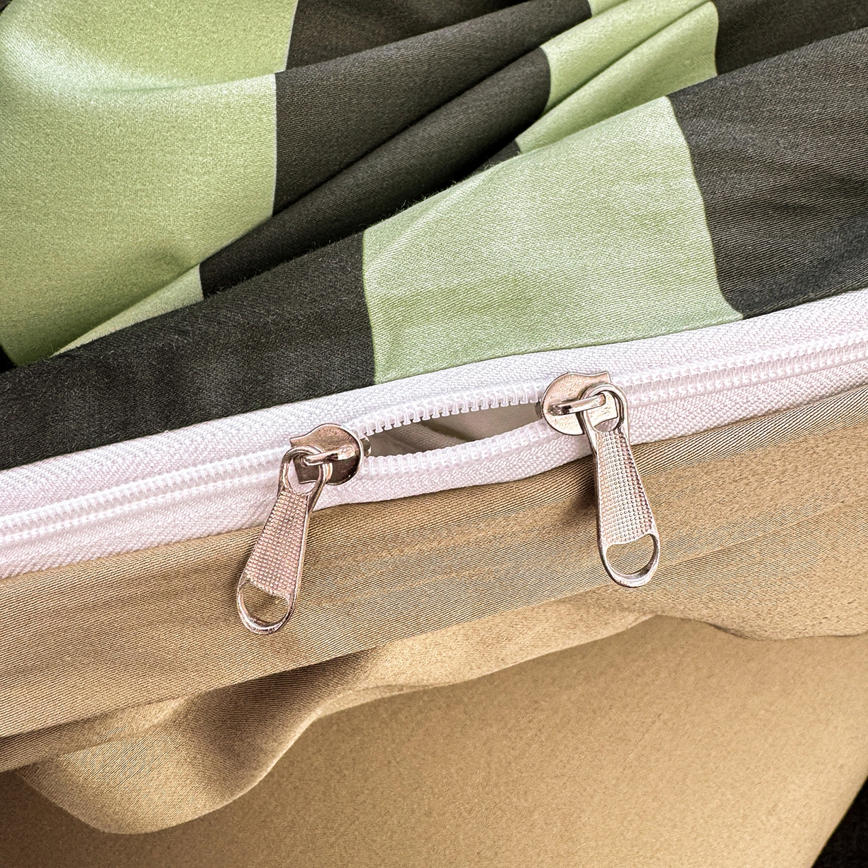 91家纺网 家纺一手货源 找家纺 卧趣家纺 2026新款A类100Pro贡缎全棉纯棉卡通毛巾绣四件套 曲奇小熊