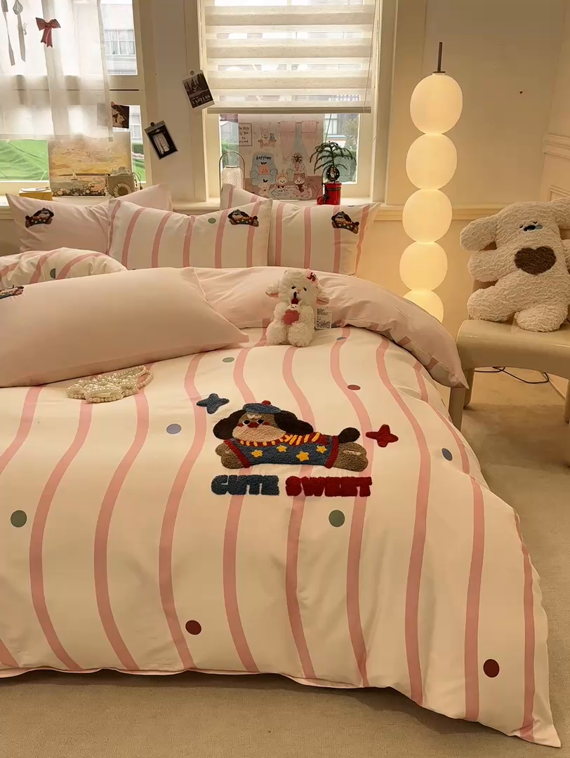 91家纺网 家纺一手货源 找家纺 卧趣家纺 2026新款A类100Pro贡缎全棉纯棉卡通毛巾绣四件套 波点维尼