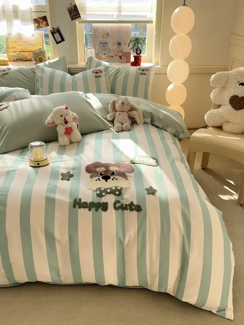 91家纺网 家纺一手货源 找家纺 卧趣家纺 2026新款A类100Pro贡缎全棉纯棉卡通毛巾绣四件套 条纹俏皮狗