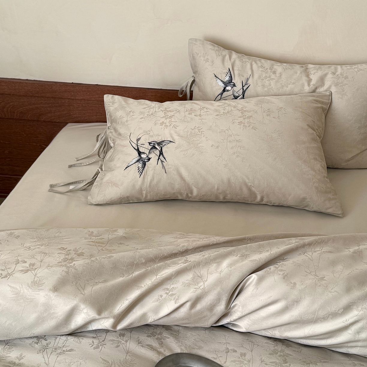 91家纺网 家纺一手货源 找家纺 （总）鹿班家居 2026春夏新款100s长绒棉纯棉刺绣提花四件套-鸢语（标准会员-20元）