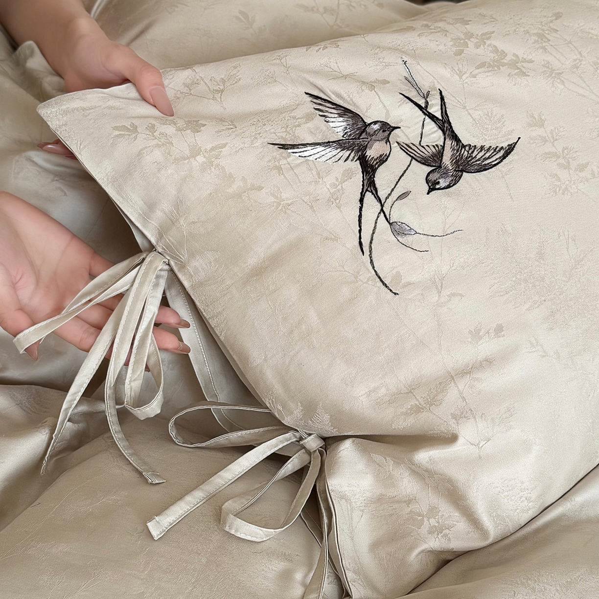 91家纺网 家纺一手货源 找家纺 （总）鹿班家居 2026春夏新款100s长绒棉纯棉刺绣提花四件套-鸢语（标准会员-20元）