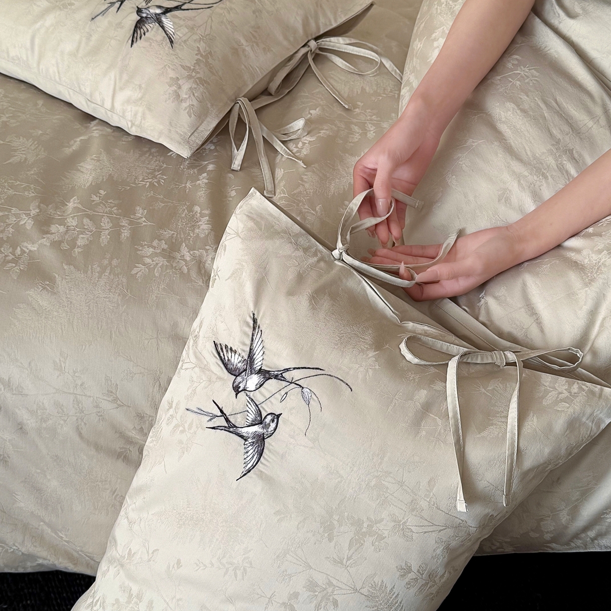 91家纺网 家纺一手货源 找家纺 鹿班家居 2026春夏新款100s长绒棉纯棉刺绣提花四件套-鸢语（标准会员-20元） 鸢语-玉色