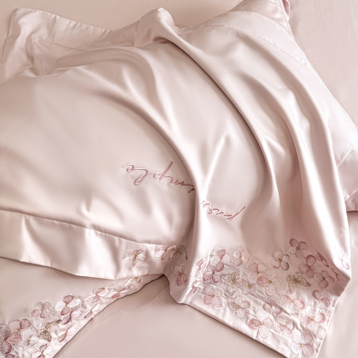 91家纺网 家纺一手货源 找家纺 置顶家纺 2026新款亲肤刺绣四件套-薇朵 薇朵-粉色