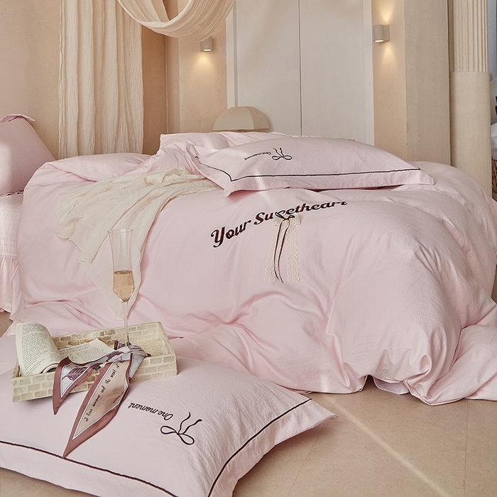 91家纺网 家纺一手货源 找家纺 孑寐家纺 2026新款索菲亚系列云柔棉床盖四件套 索菲亚-公主粉