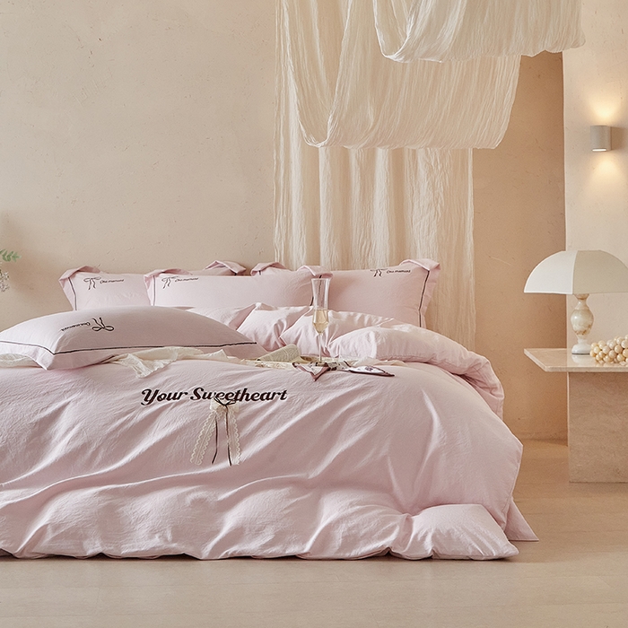 91家纺网 家纺一手货源 找家纺 孑寐家纺 2026新款索菲亚系列云柔棉床盖四件套 索菲亚-公主粉