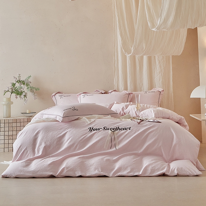 91家纺网 家纺一手货源 找家纺 孑寐家纺 2026新款索菲亚系列云柔棉床盖四件套 索菲亚-公主粉