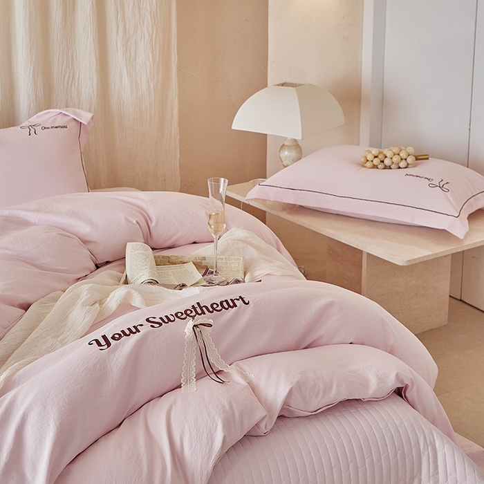 91家纺网 家纺一手货源 找家纺 孑寐家纺 2026新款索菲亚系列云柔棉床盖四件套 索菲亚-公主粉