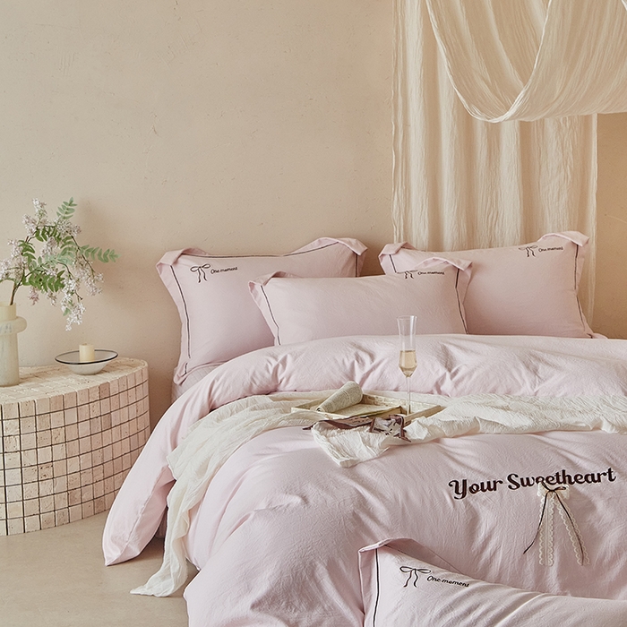 91家纺网 家纺一手货源 找家纺 孑寐家纺 2026新款索菲亚系列云柔棉床盖四件套 索菲亚-公主粉