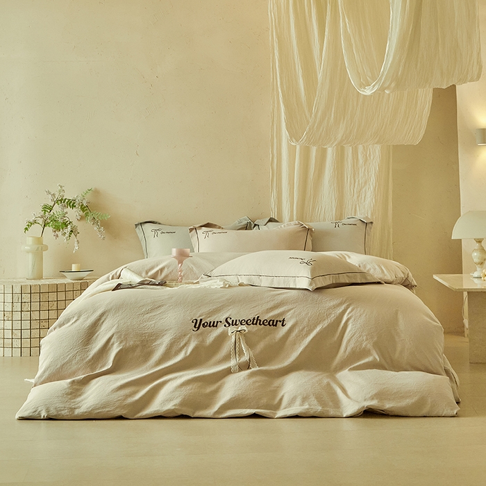 91家纺网 家纺一手货源 找家纺 孑寐家纺 2026新款索菲亚系列云柔棉床盖四件套 索薇娅-卡其