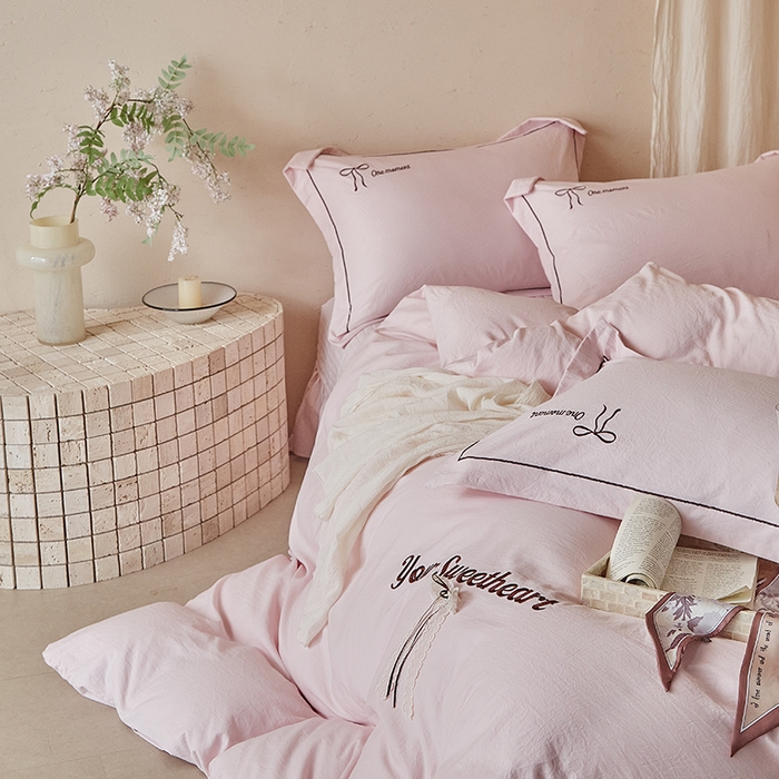 91家纺网 家纺一手货源 找家纺 孑寐家纺 2026新款索菲亚系列云柔棉床盖四件套 索菲亚-公主粉