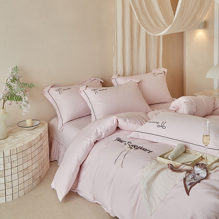 91家纺网 家纺一手货源 找家纺 孑寐家纺 2026新款索菲亚系列云柔棉床盖四件套 索菲亚-公主粉