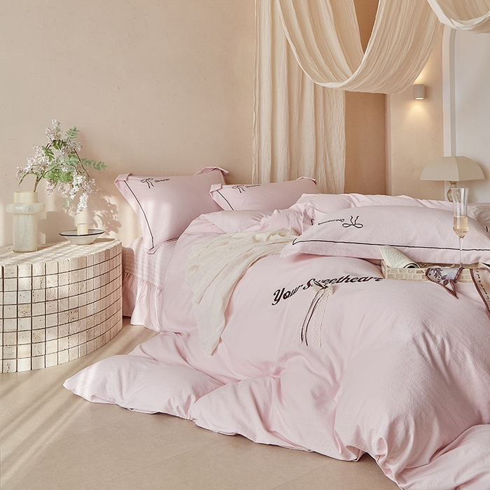 91家纺网 家纺一手货源 找家纺 孑寐家纺 2026新款索菲亚系列云柔棉床盖四件套 索菲亚-公主粉