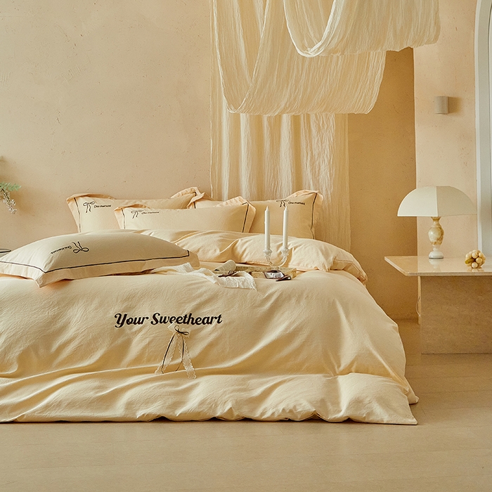 91家纺网 家纺一手货源 找家纺 孑寐家纺 2026新款索菲亚系列云柔棉床盖四件套 索菲亚-奶油黄