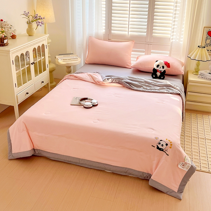 91家纺网 家纺一手货源 找家纺 易展家居 2026新款水洗棉新疆棉花夏被-棉花棉花+熊猫款 能猫·粉拼灰