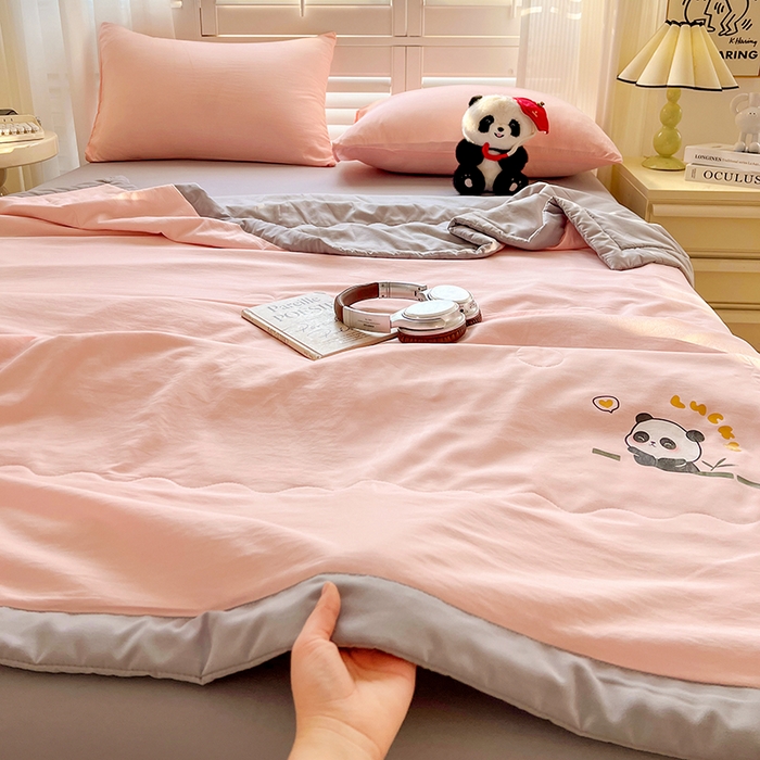 91家纺网 家纺一手货源 找家纺 易展家居 2026新款水洗棉新疆棉花夏被-棉花棉花+熊猫款 能猫·粉拼灰