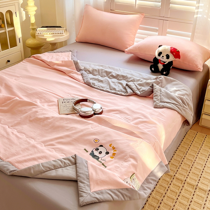 91家纺网 家纺一手货源 找家纺 易展家居 2026新款水洗棉新疆棉花夏被-棉花棉花+熊猫款 能猫·粉拼灰