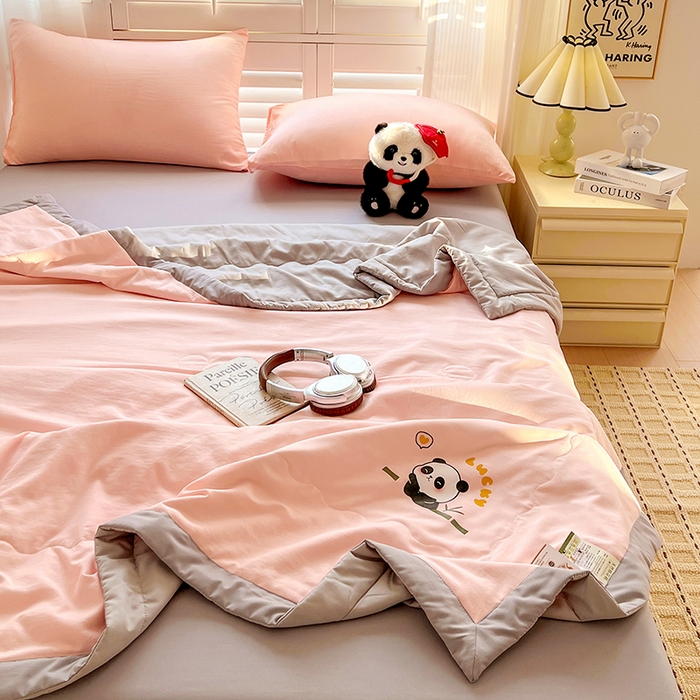 91家纺网 家纺一手货源 找家纺 易展家居 2026新款水洗棉新疆棉花夏被-棉花棉花+熊猫款 能猫·粉拼灰