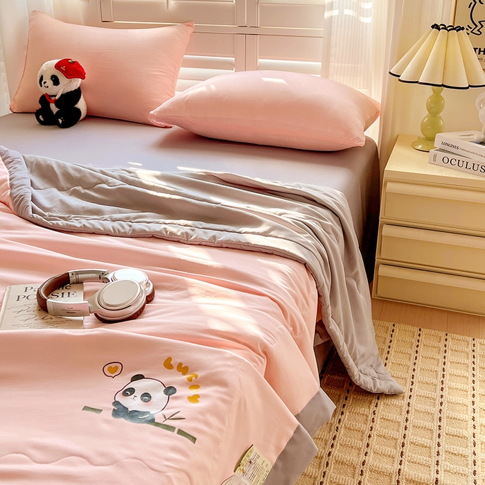 91家纺网 家纺一手货源 找家纺 易展家居 2026新款水洗棉新疆棉花夏被-棉花棉花+熊猫款 能猫·粉拼灰