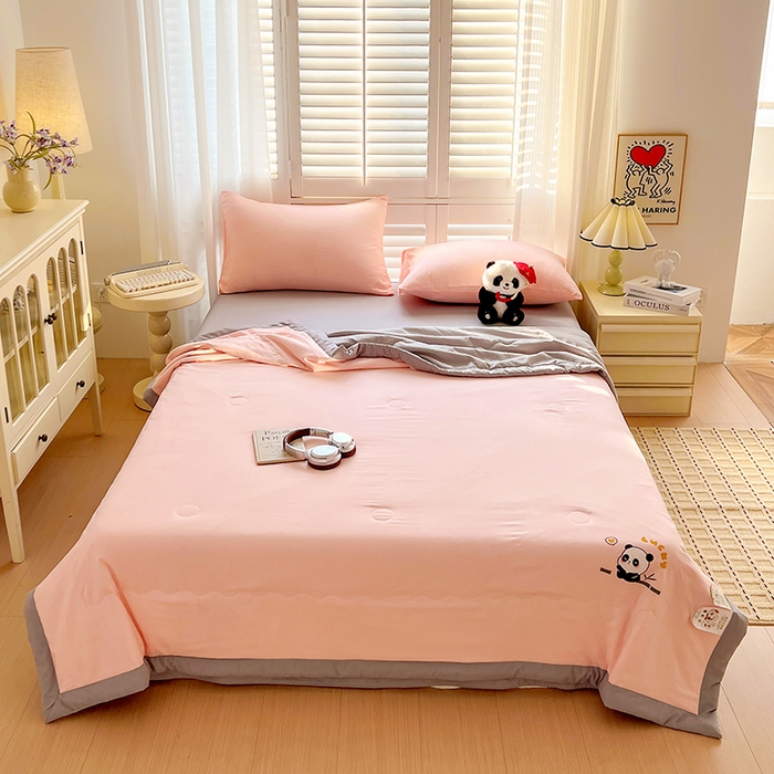 91家纺网 家纺一手货源 找家纺 易展家居 2026新款水洗棉新疆棉花夏被-棉花棉花+熊猫款 能猫·粉拼灰