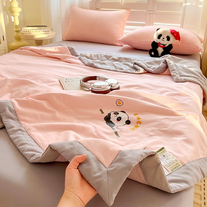 91家纺网 家纺一手货源 找家纺 易展家居 2026新款水洗棉新疆棉花夏被-棉花棉花+熊猫款 能猫·粉拼灰