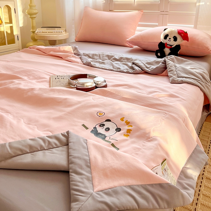 91家纺网 家纺一手货源 找家纺 易展家居 2026新款水洗棉新疆棉花夏被-棉花棉花+熊猫款 能猫·粉拼灰