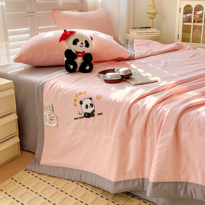 91家纺网 家纺一手货源 找家纺 易展家居 2026新款水洗棉新疆棉花夏被-棉花棉花+熊猫款 能猫·粉拼灰