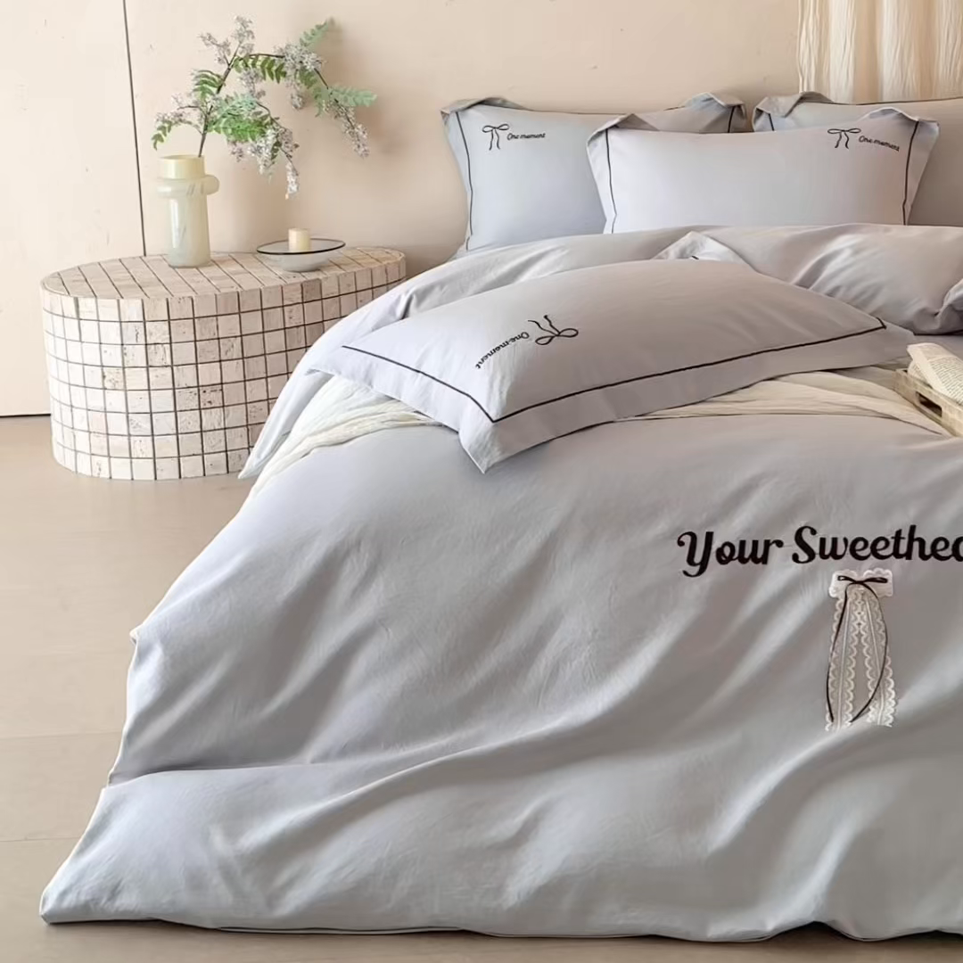 91家纺网 家纺一手货源 找家纺 孑寐家纺 2026新款索菲亚系列云柔棉床盖四件套 索菲亚-灰色