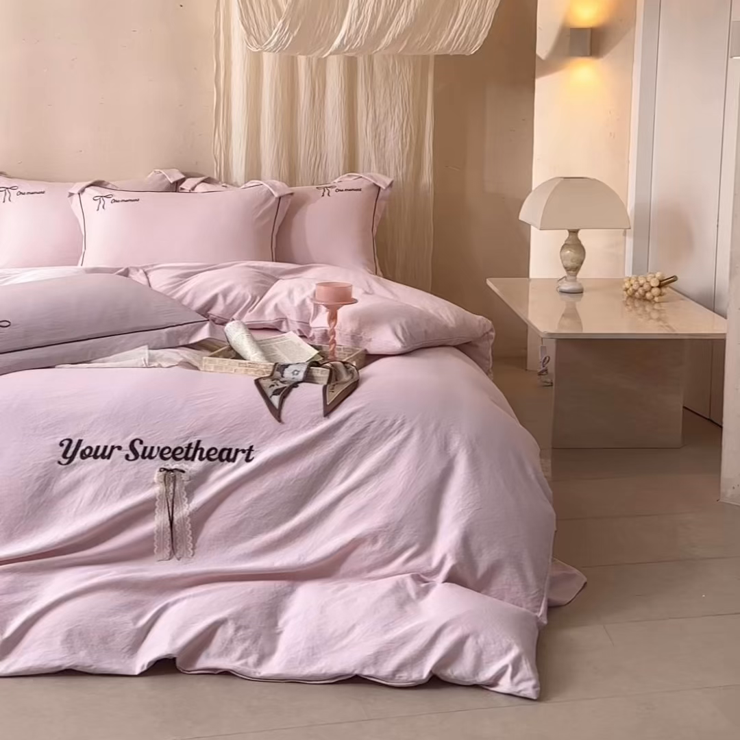 91家纺网 家纺一手货源 找家纺 孑寐家纺 2026新款索菲亚系列云柔棉床盖四件套 索菲亚-公主粉