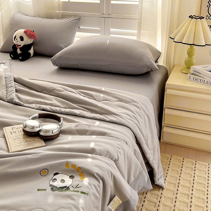 91家纺网 家纺一手货源 找家纺 易展家居 2026新款水洗棉新疆棉花夏被-棉花棉花+熊猫款 能猫-浅灰