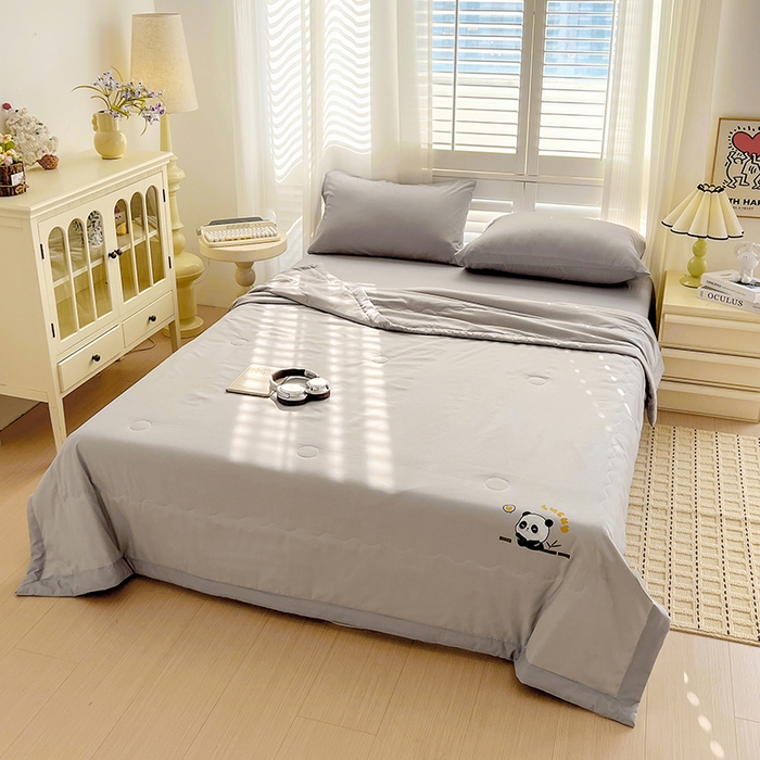 91家纺网 家纺一手货源 找家纺 易展家居 2026新款水洗棉新疆棉花夏被-棉花棉花+熊猫款 能猫-浅灰