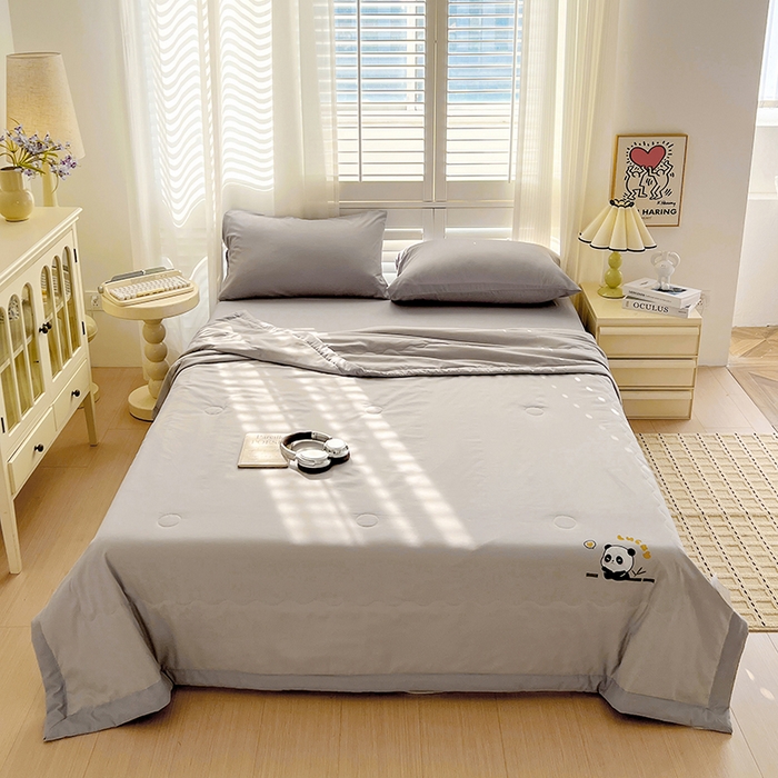 91家纺网 家纺一手货源 找家纺 易展家居 2026新款水洗棉新疆棉花夏被-棉花棉花+熊猫款 能猫-浅灰