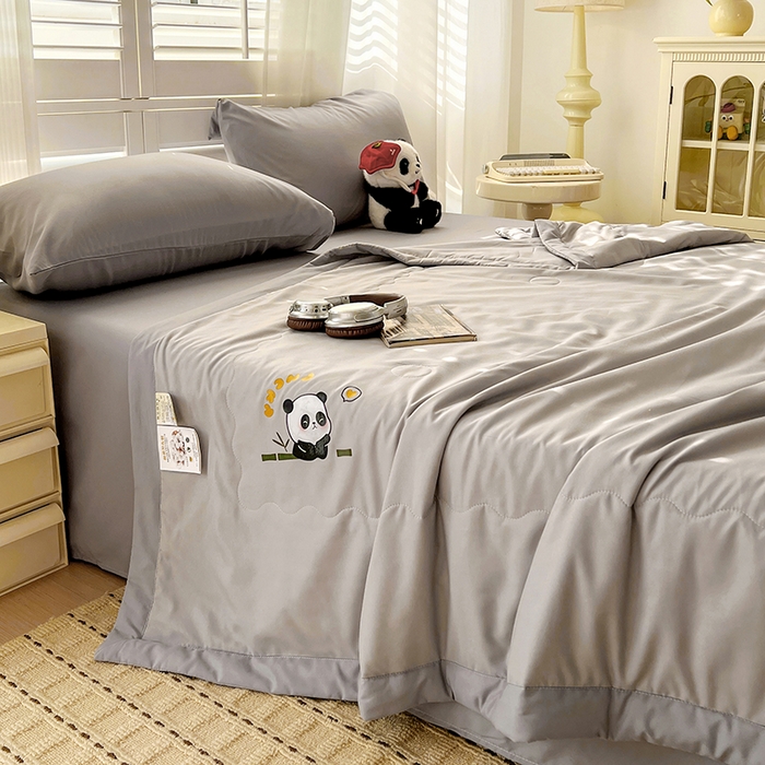 91家纺网 家纺一手货源 找家纺 易展家居 2026新款水洗棉新疆棉花夏被-棉花棉花+熊猫款 能猫-浅灰