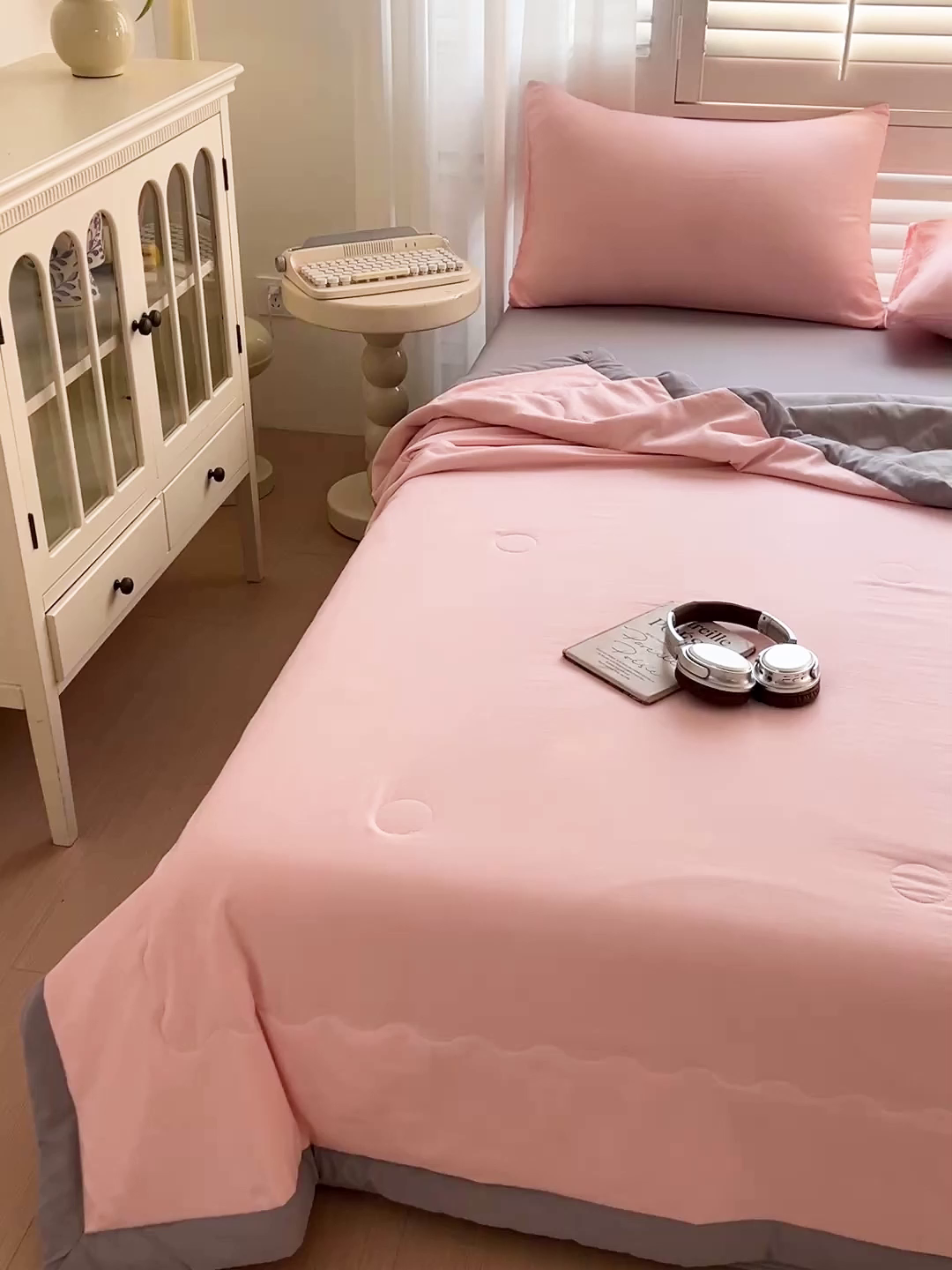 91家纺网 家纺一手货源 找家纺 易展家居 2026新款水洗棉新疆棉花夏被-棉花棉花+熊猫款 能猫·粉拼灰