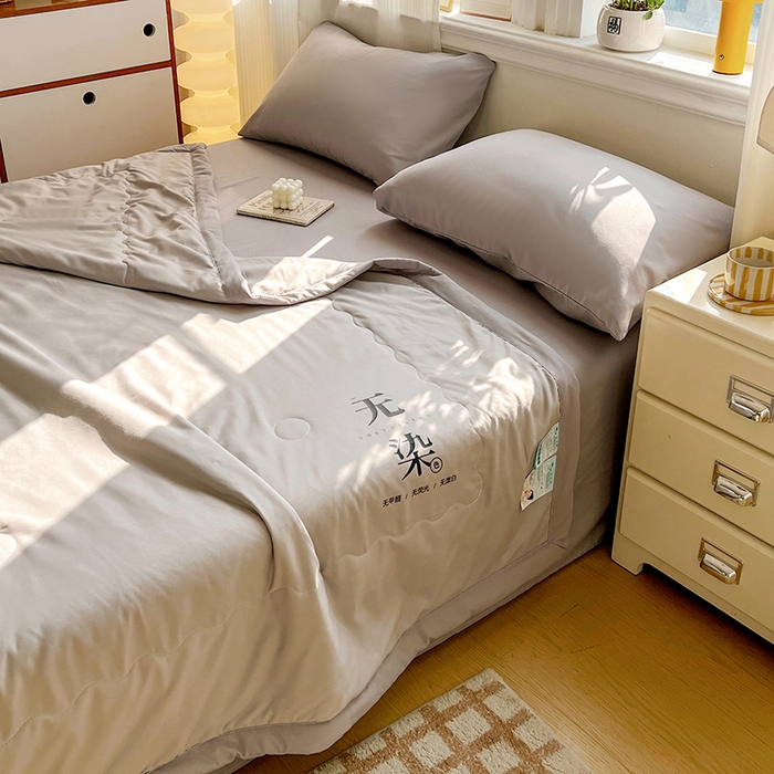 91家纺网 家纺一手货源 找家纺 易展家居 2026新款水洗棉大豆纤维夏被 无染·轻银灰