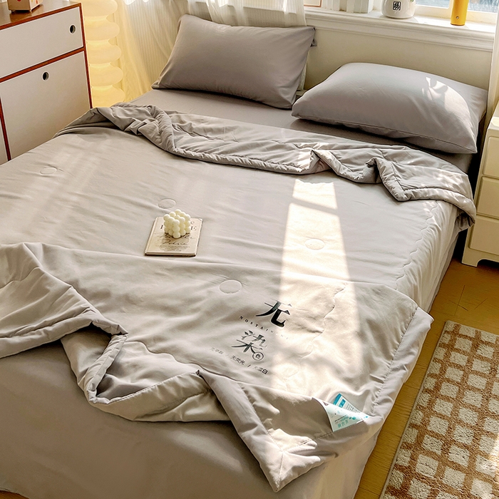 91家纺网 家纺一手货源 找家纺 易展家居 2026新款水洗棉大豆纤维夏被 无染·轻银灰