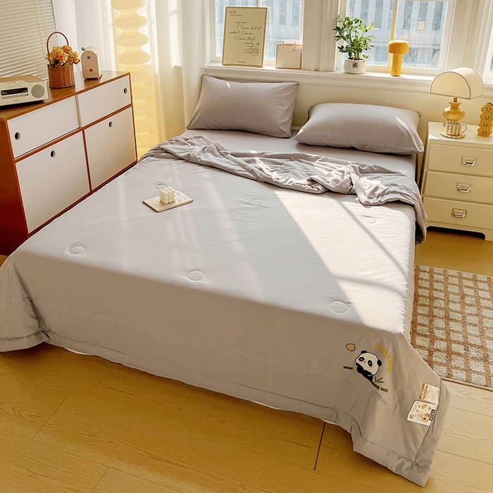 91家纺网 家纺一手货源 找家纺 易展家居 2026新款水洗棉大豆纤维夏被 熊猫·轻银灰